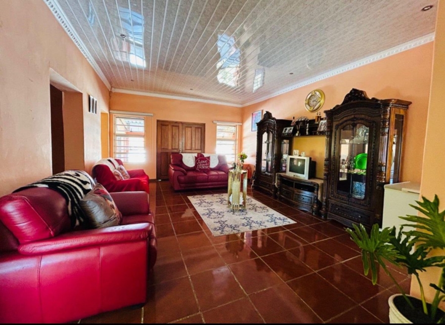 5 Bedroom Property for Sale in Beacon Bay Eastern Cape